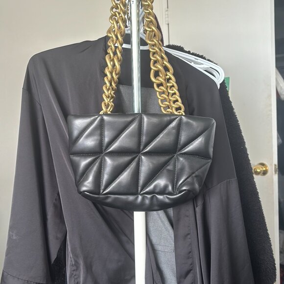 Chic Black Zara Handbag with Gold Handles - Picture 2 of 3